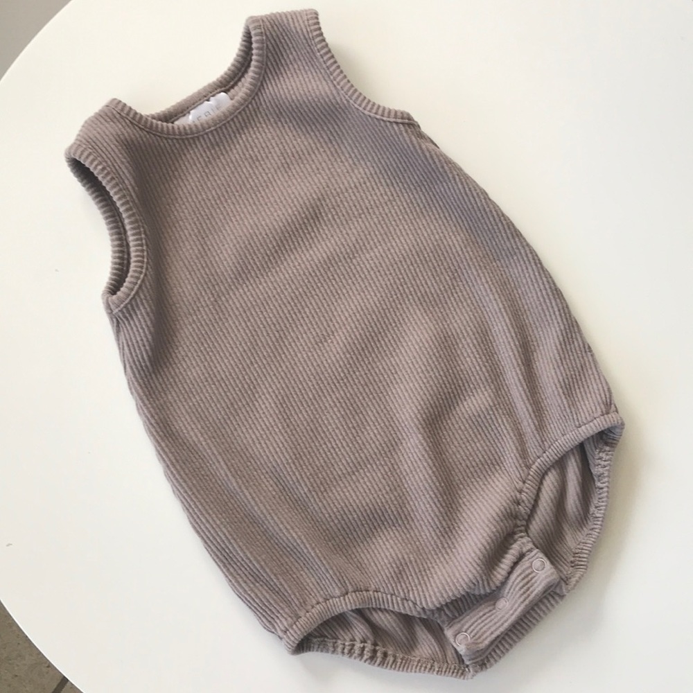 Ribbed bubble romper in Taupe